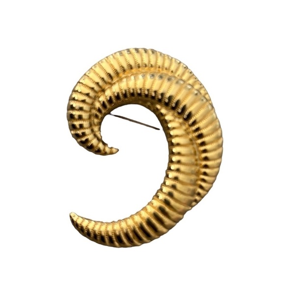 Vintage MONET GOLD TONE CRESCENT BROOCH - Picture 1 of 5